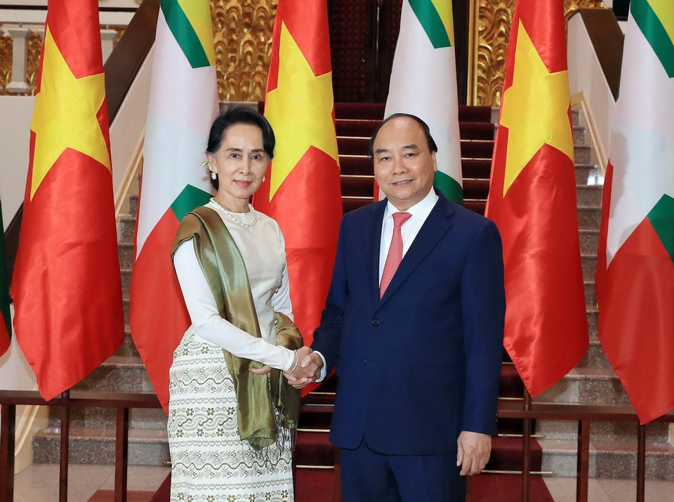 Thủ tướng Nguyễn Xuân Phúc và Cố vấn Nhà nước, Bộ trưởng Ngoại giao và Bộ trưởng Văn phòng Tổng thống Myanmar Aung San Suu Kyi trước khi tiến hành hội đàm tại Trụ sở Chính phủ, chiều 19/4. (Ảnh: Thống Nhất/TTXVN)