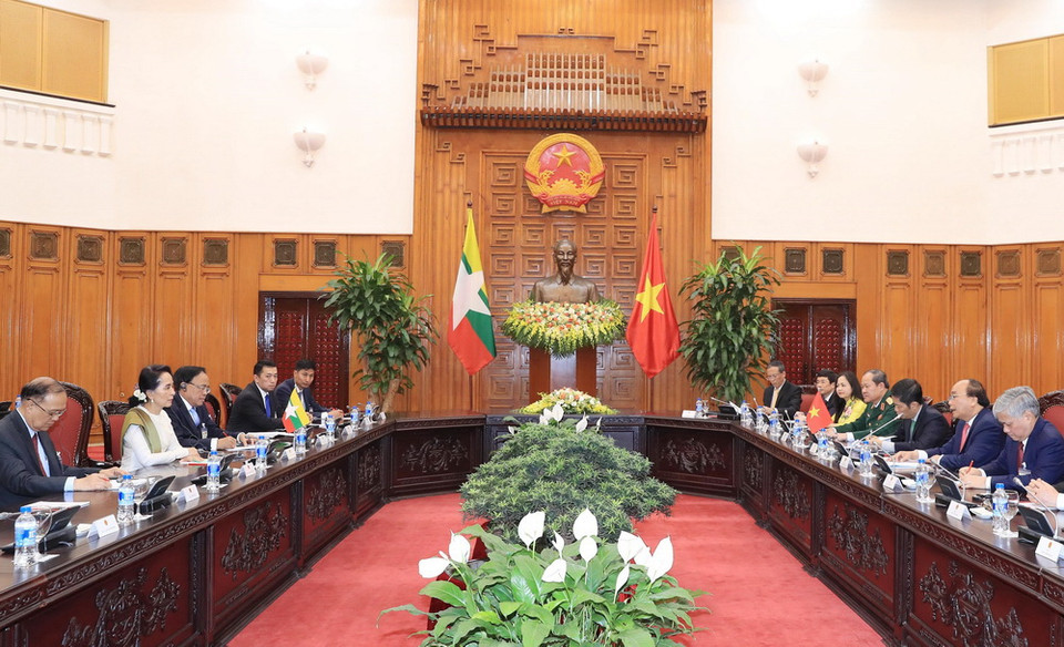 Thủ tướng Nguyễn Xuân Phúc hội đàm với Cố vấn Nhà nước, Bộ trưởng Ngoại giao và Bộ trưởng Văn phòng Tổng thống Myanmar Aung San Suu Kyi tại Trụ sở Chính phủ, chiều 19/4. (Ảnh: Thống Nhất/TTXVN)