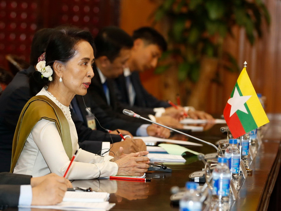 Cố vấn Nhà nước, Bộ trưởng Ngoại giao và Bộ trưởng Văn phòng Tổng thống Myanmar Aung San Suu Kyi phát biểu trong cuộc hội đàm với Thủ tướng Chính phủ Nguyễn Xuân Phúc tại Trụ sở Chính phủ, chiều 19/4. (Ảnh: Thống Nhất/TTXVN)
