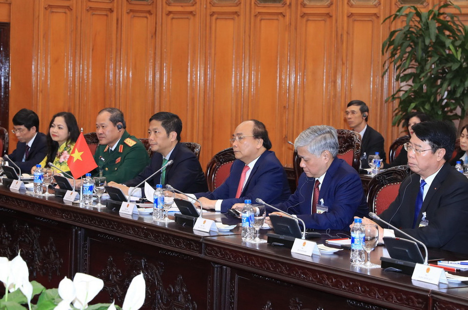  Thủ tướng Nguyễn Xuân Phúc và đoàn Việt Nam tại cuộc hội đàm với Cố vấn Nhà nước, Bộ trưởng Ngoại giao và Bộ trưởng Văn phòng Tổng thống Myanmar Aung San Suu Kyi ở Trụ sở Chính phủ, chiều 19/4. (Ảnh: Thống Nhất/TTXVN)