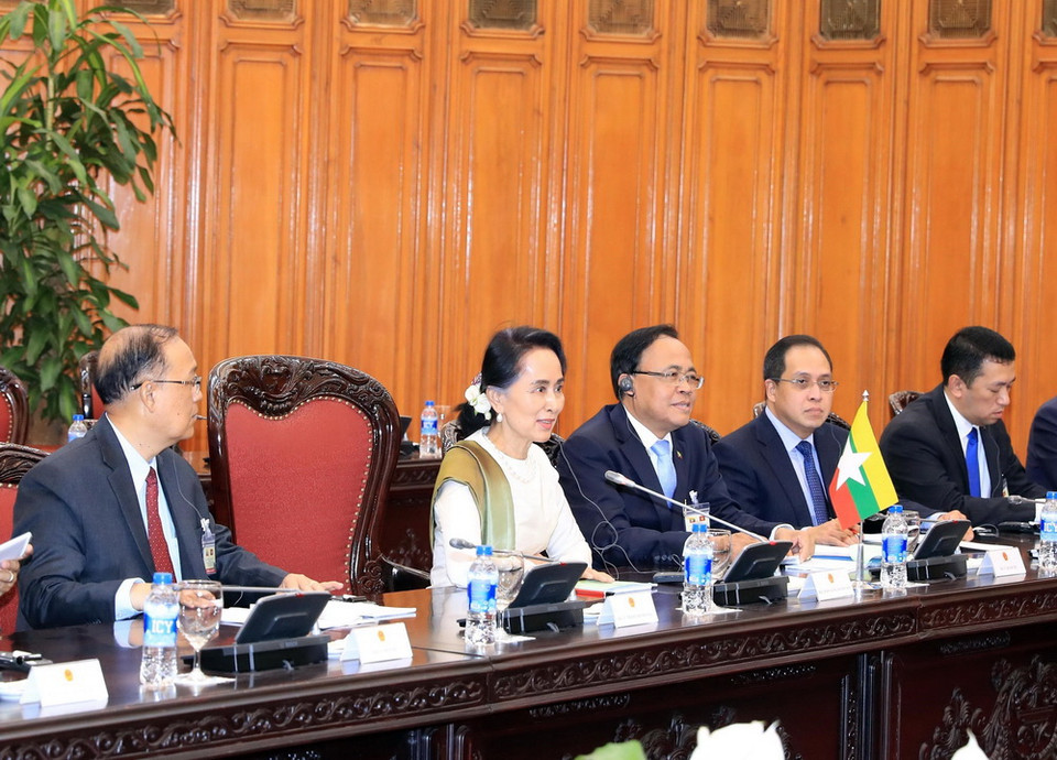 Bà Aung San Suu Kyi và đoàn Myanmar tại cuộc hội đàm với Thủ tướng Nguyễn Xuân Phúc ở Trụ sở Chính phủ, chiều 19/4. (Ảnh: Thống Nhất/TTXVN)