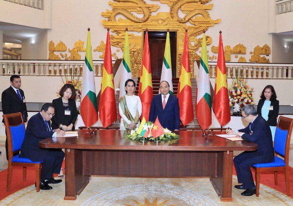 Thủ tướng Nguyễn Xuân Phúc và Cố vấn Nhà nước, Bộ trưởng Ngoại giao và Bộ trưởng Văn phòng Tổng thống Myanmar Aung San Suu Kyi chứng kiến lễ ký các văn kiện hợp tác giữa hai nước. (Ảnh: Thống Nhất/TTXVN)