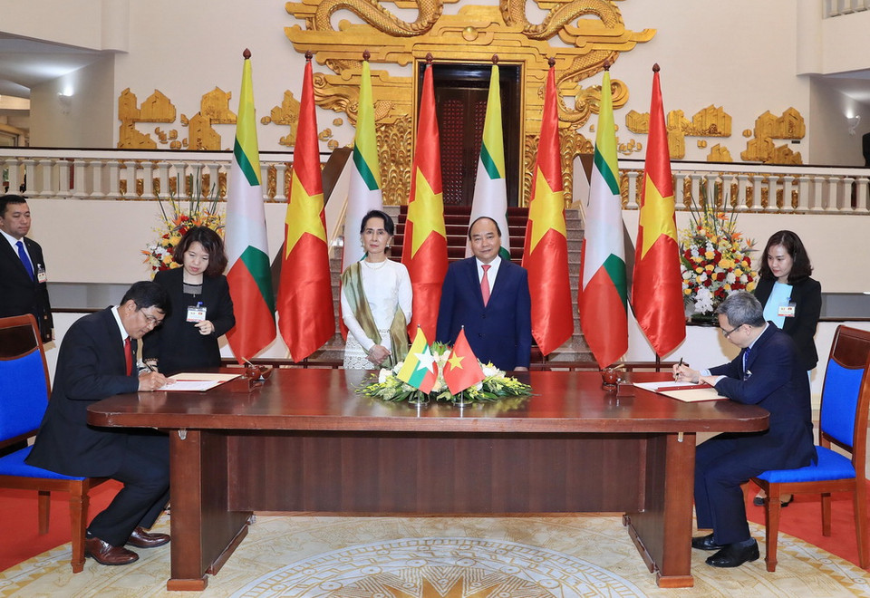 Thủ tướng Nguyễn Xuân Phúc và Cố vấn Nhà nước, Bộ trưởng Ngoại giao và Bộ trưởng Văn phòng Tổng thống Myanmar Aung San Suu Kyi chứng kiến lễ ký các văn kiện hợp tác giữa hai nước. (Ảnh: Thống Nhất/TTXVN)