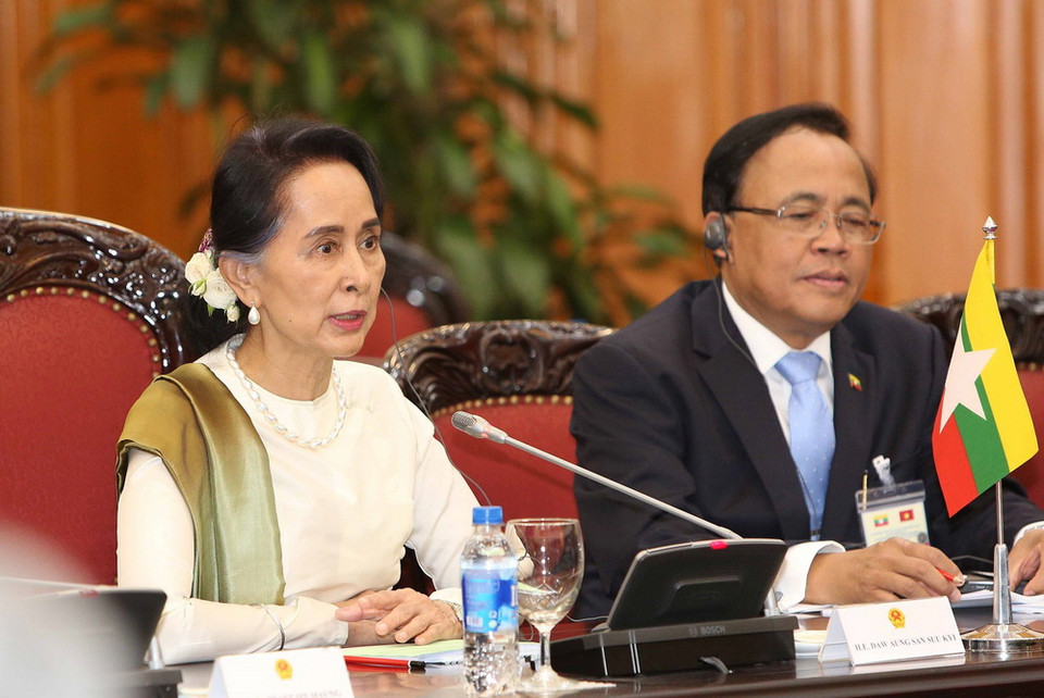 Cố vấn Nhà nước, Bộ trưởng Ngoại giao và Bộ trưởng Văn phòng Tổng thống Myanmar Aung San Suu Kyi phát biểu trong cuộc hội đàm với Thủ tướng Chính phủ Nguyễn Xuân Phúc tại Trụ sở Chính phủ, chiều 19/4. (Ảnh: Dương Giang/TTXVN)