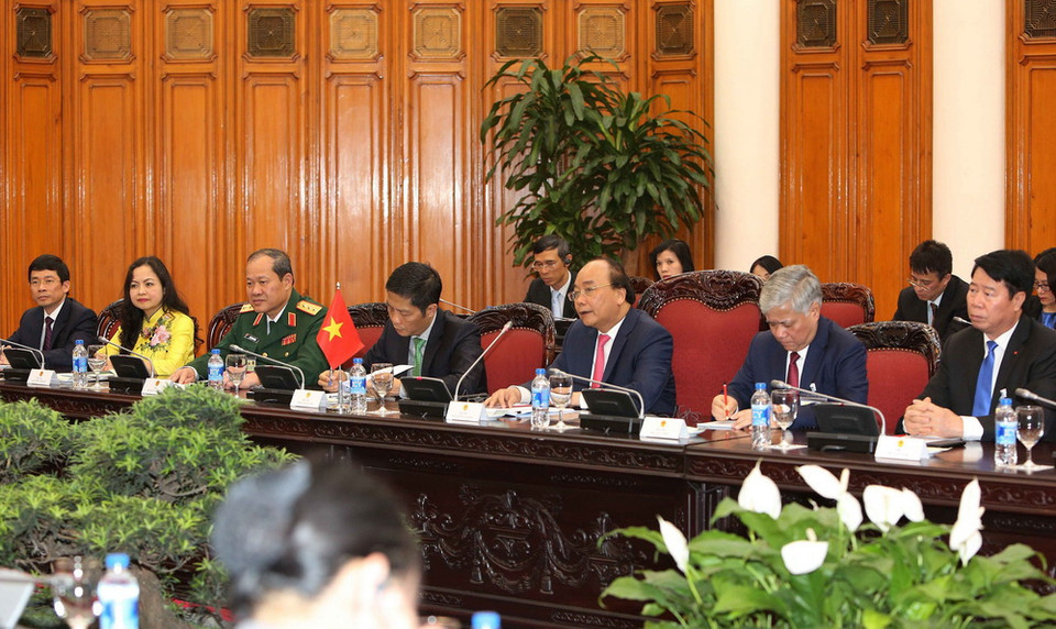 Thủ tướng Nguyễn Xuân Phúc và đoàn Việt Nam tại cuộc hội đàm với Cố vấn Nhà nước, Bộ trưởng Ngoại giao và Bộ trưởng Văn phòng Tổng thống Myanmar Aung San Suu Kyi ở Trụ sở Chính phủ, chiều 19/4. (Ảnh: Dương Giang/TTXVN)