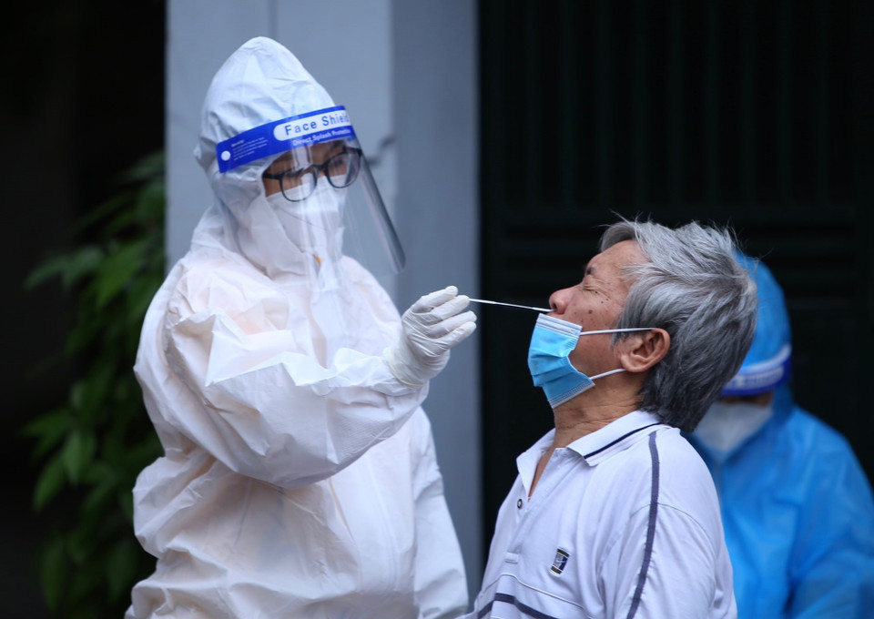 Tất cả người dân trong khu vực phong tỏa tạm thời đường Hương Viên đều được lấy mẫu xét nghiệm COVID-19. (Ảnh: Hoàng Hiếu/TTXVN)