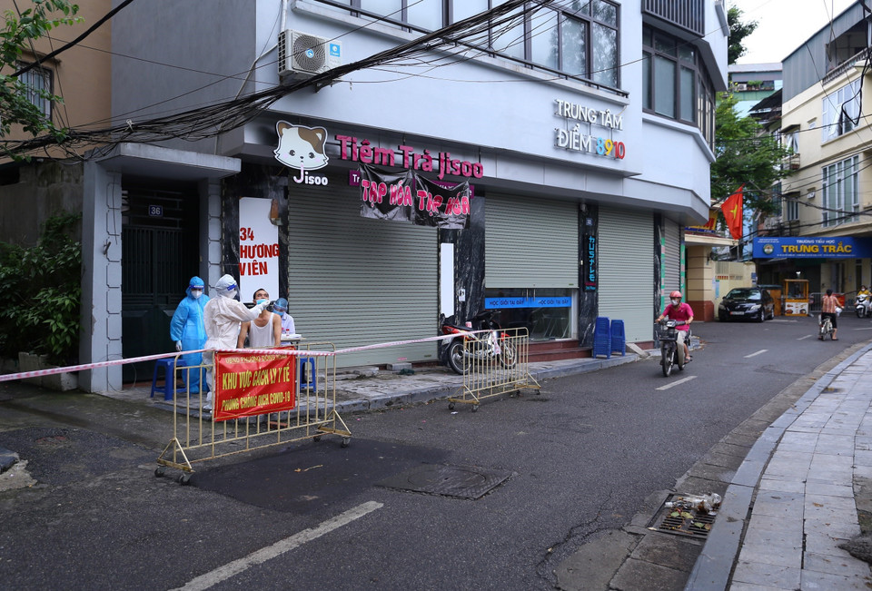 Lực lượng y tế phường Đồng Nhân (quận Hai Bà Trưng) lấy mẫu xét nghiệm sàng lọc SARS-CoV-2 cho người dân. (Ảnh: Hoàng Hiếu/TTXVN)