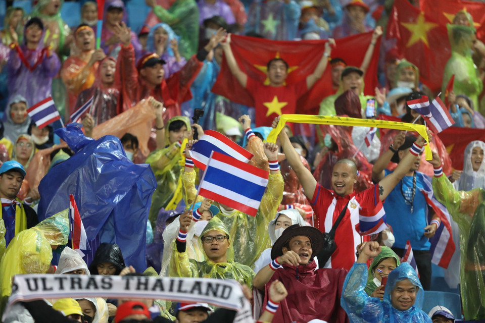 Số ít cổ động viên Thái Lan trên khán đài. (Ảnh: Minh Quyết/TTXVN)