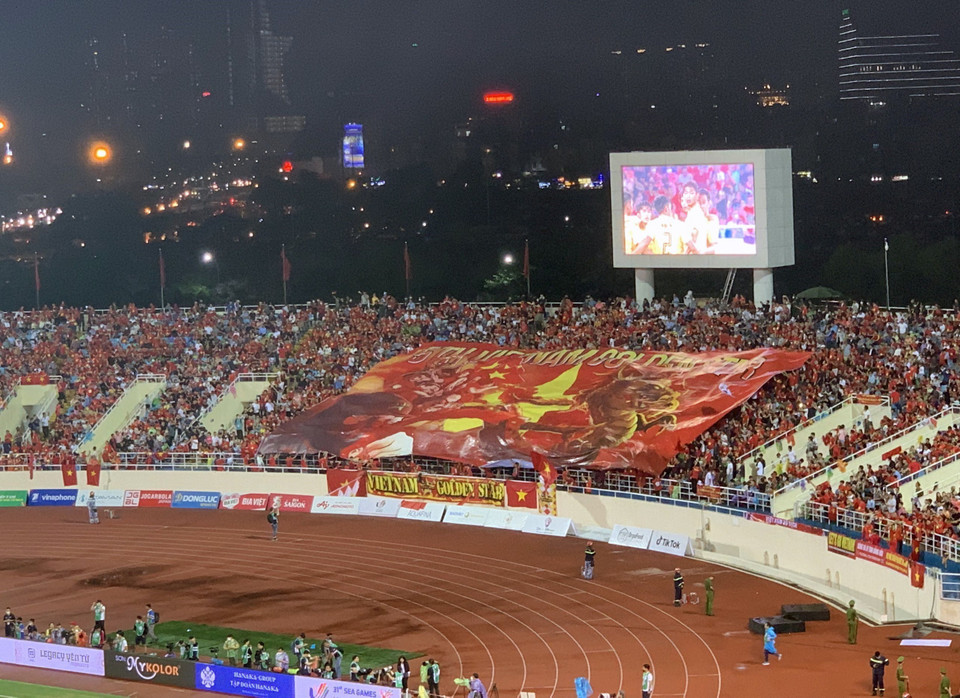 Lá đại kỳ phủ kín một góc sân. (Ảnh: Song Anh/TTXVN)