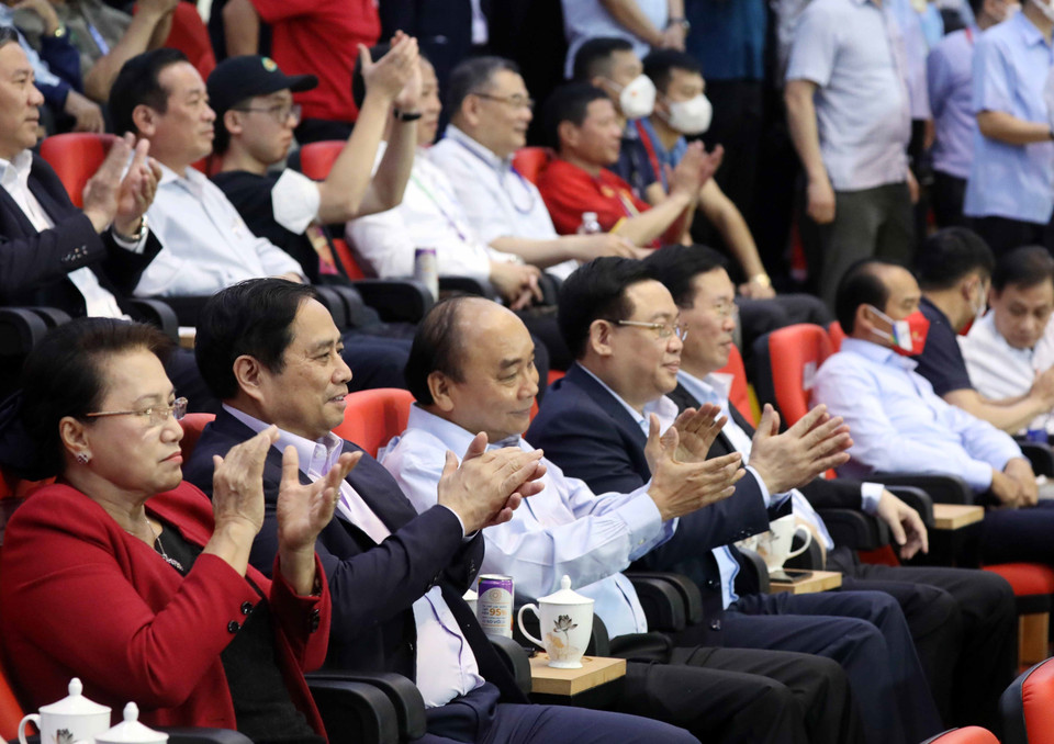 Chủ tịch nước Nguyễn Xuân Phúc, Thủ tướng Phạm Minh Chính, Chủ tịch Quốc hội Vương Đình Huệ, Thường trực Ban Bí thư Võ Văn Thưởng, nguyên Chủ tịch Quốc hội Nguyễn Thị Kim Ngân dự khán trận chung kết U23 Việt Nam-U23 Thái Lan. (Ảnh: Thống Nhất/TTXVN)