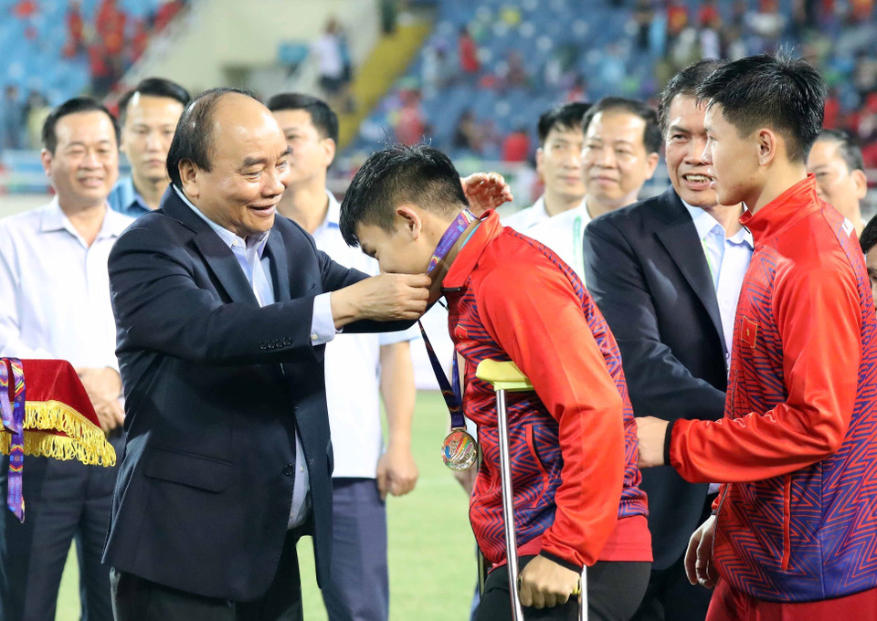 Chủ tịch nước Nguyễn Xuân Phúc trao huy chương Vàng cho các cầu thủ U23 Việt Nam. (Ảnh: Thống Nhất/TTXVN)