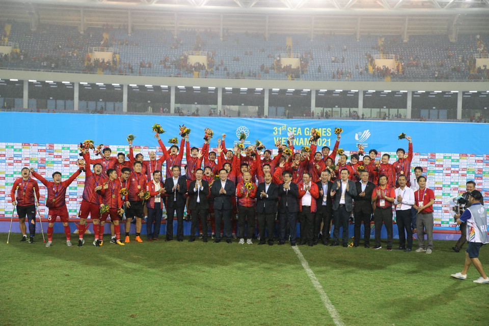 Chủ tịch nước Nguyễn Xuân Phúc, Thủ tướng Phạm Minh Chính, Chủ tịch Quốc hội Vương Đình Huệ, Thường trực Ban Bí thư Võ Văn Thưởng và các đại biểu chụp ảnh chung với Đội tuyển bóng đá U23 Việt Nam vừa giành huy chương Vàng môn bóng đá nam SEA Games 31. (Ảnh: Hoàng Linh/TTXVN)