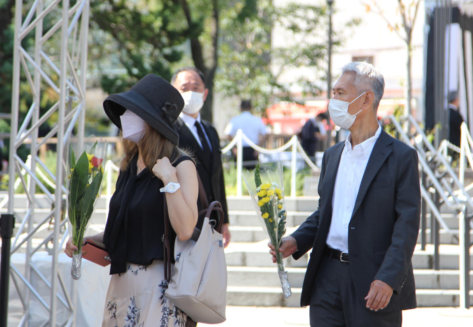 Theo dự kiến, thời gian dành cho người dân tới đặt hoa viếng cố Thủ tướng Abe ở các hương án tại công viên Kudanzaka sẽ kết thúc vào 16 giờ cùng ngày. (Ảnh: Đào Thanh Tùng/TTXVN)