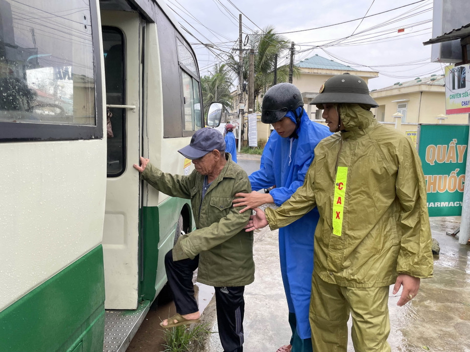 Người dân xã Tam Thanh, thành phố Tam Kỳ, tỉnh Quảng Nam đi tránh bão số 4. (Ảnh: Trần Tĩnh/TTXVN)