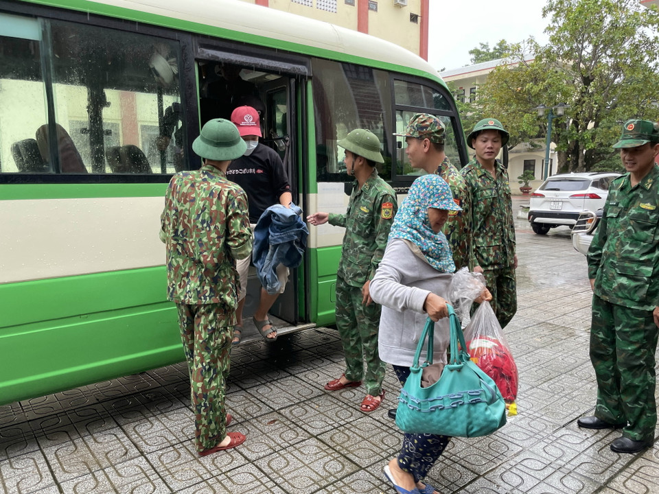 Người dân xã Tam Thanh, thành phố Tam Kỳ, tỉnh Quảng Nam di chuyển tới nơi trú an toàn tránh bão số 4. (Ảnh: Trần Tĩnh/TTXVN)