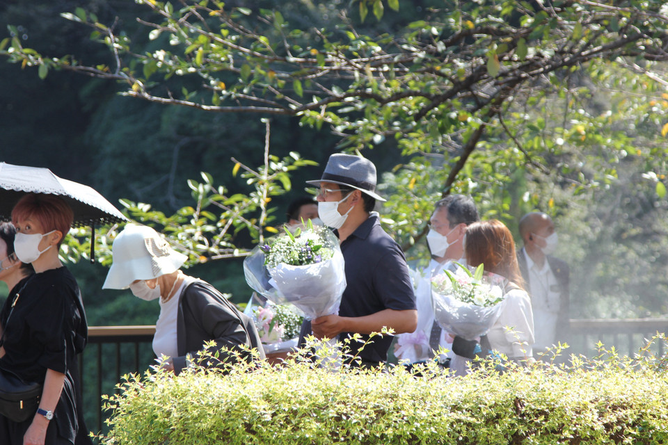 Người dân Nhật Bản xếp hàng ở công viên Kudanzaka để chờ vào viếng cố Thủ tướng Abe. (Ảnh: Đào Thanh Tùng/TTXVN)