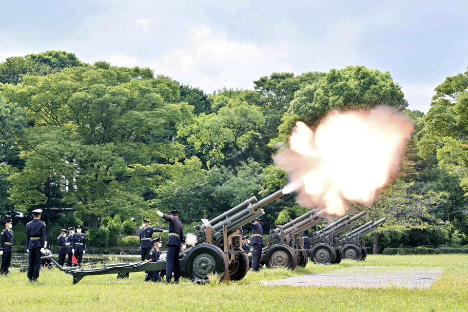 Lực lượng Phòng vệ Mặt đất Nhật Bản bắn 19 phát đại bác trong lễ Quốc tang cố Thủ tướng Abe Shinzo ở Tokyo, ngày 27/9/2022. (Ảnh: Kyodo/TTXVN)
