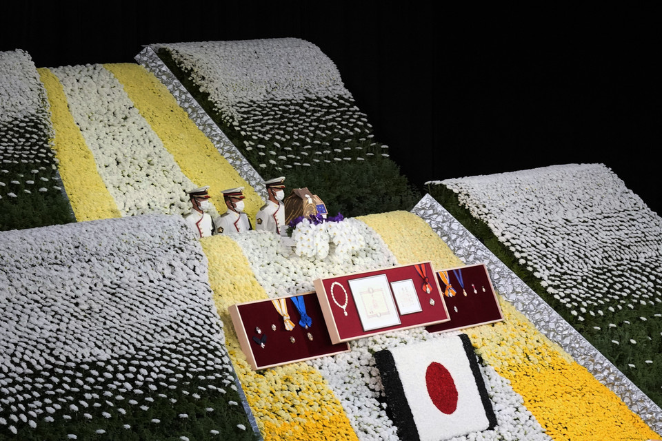 Đội danh dự đặt hũ tro cốt của cố Thủ tướng Nhật Bản Abe Shinzo lên bệ trong Lễ quốc tang ở Tokyo ngày 27/9/2022. (Ảnh: AFP/TTXVN)