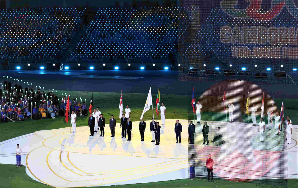 Lá cờ Liên đoàn Thể thao Người Khuyết tật Đông Nam Á được chuyển giao cho đại diện Vương quốc Thái Lan, quốc gia đăng cai tổ chức ASEAN Para Games 13. (Ảnh: Huỳnh Thảo/TTXVN)