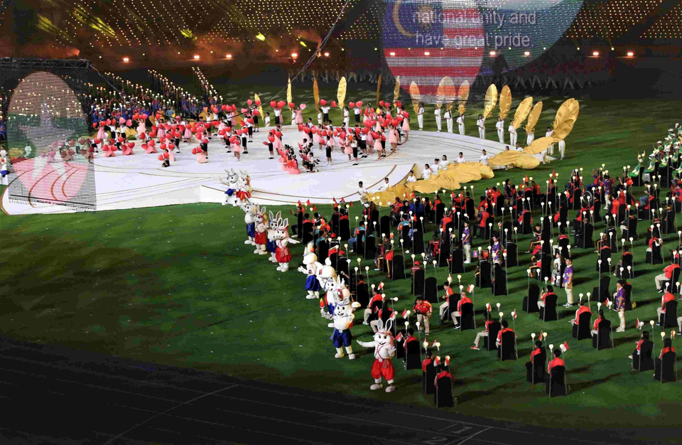 Ca khúc 'Campuchia tỏa sáng' mở đầu chương trình bế mạc ASEAN Para Games 12. (Ảnh: Huỳnh Thảo/TTXVN)