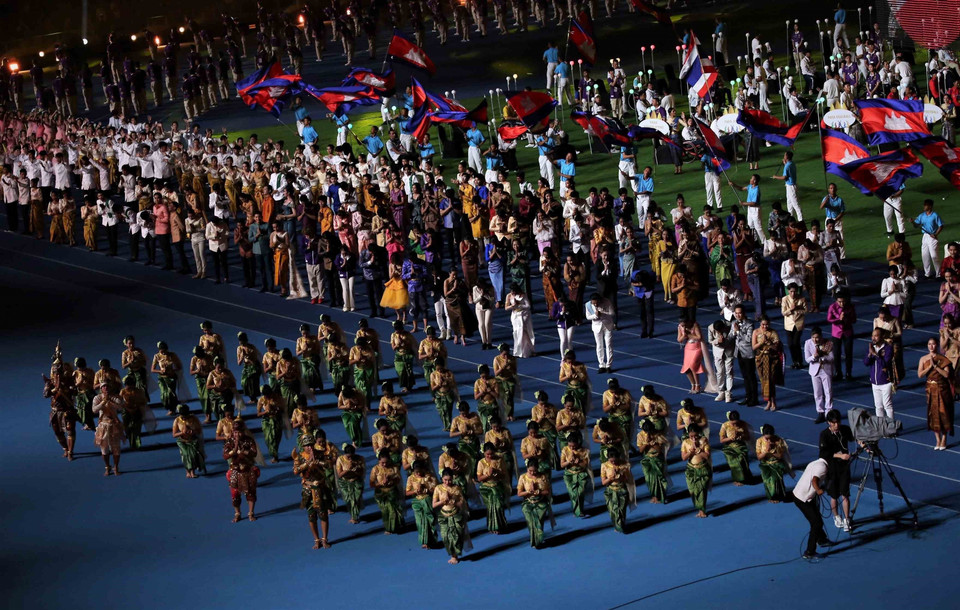 Campuchia khép lại kỳ ASEAN Para Games 12 đáng nhớ với lời chào ấn tượng. (Ảnh: Huỳnh Thảo/TTXVN)