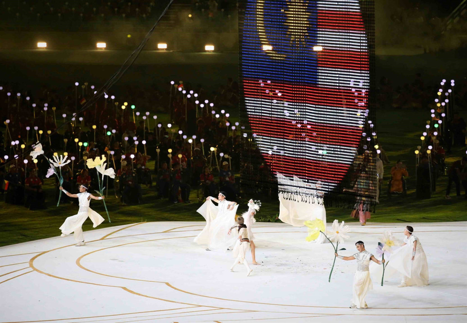 Chương trình biểu diễn nghệ thuật chào mừng ASEAN Para Games 13 của Vương quốc Thái Lan, nước chủ nhà ASEAN Para Games 13. (Ảnh: Huỳnh Thảo/TTXVN)