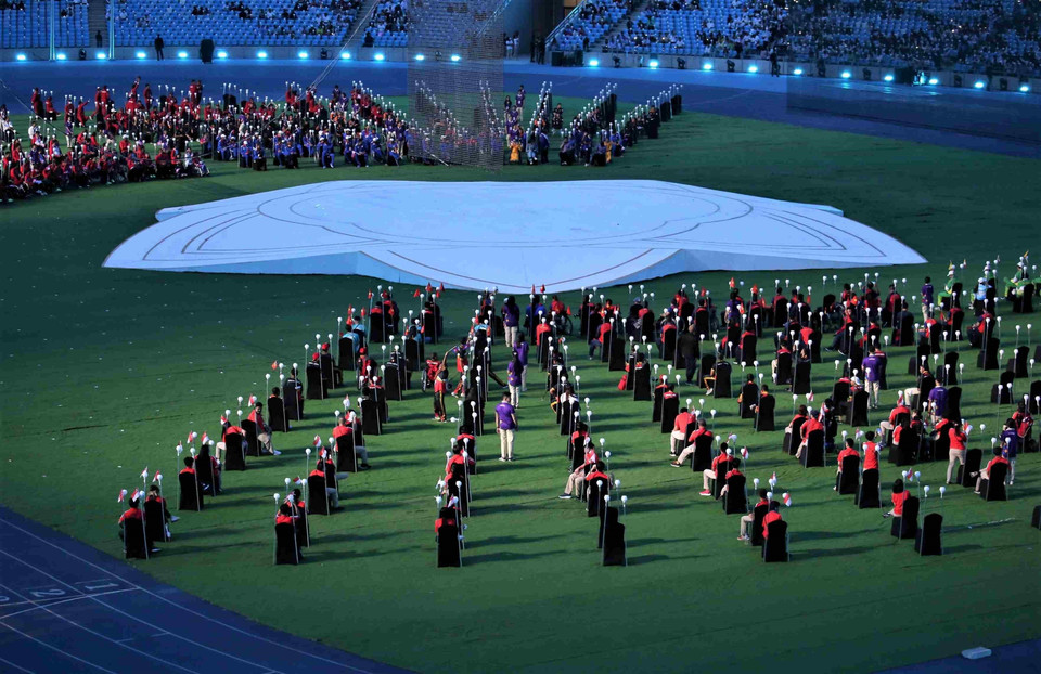 Các Đoàn Thể thao Người Khuyết tật tập trung tại trung tâm khu vực tổ chức sự kiện bế mạc ASEAN Para Games 12. (Ảnh: Huỳnh Thảo/TTXVN)