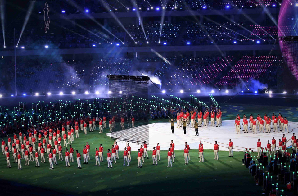 Tiết mục trình diễn thể thao học đường với môn võ cổ truyền Laboktor (Mãnh sư quyền) của Campuchia tại lễ bế mạc ASEAN Para Games 12. (Ảnh: Huỳnh Thảo/TTXVN)