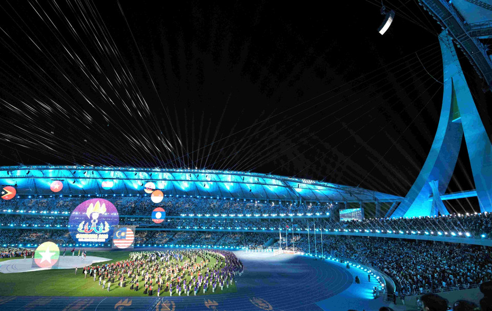 Ngọn đuốc ASEAN Para Games 12 Sân vận động Quốc gia Morodok Techo (Phnom Penh, Campuchia) đã tắt, khép lại một tuần tranh tài sôi động của ASEAN Para Games 12. (Ảnh: Huỳnh Thảo/TTXVN)