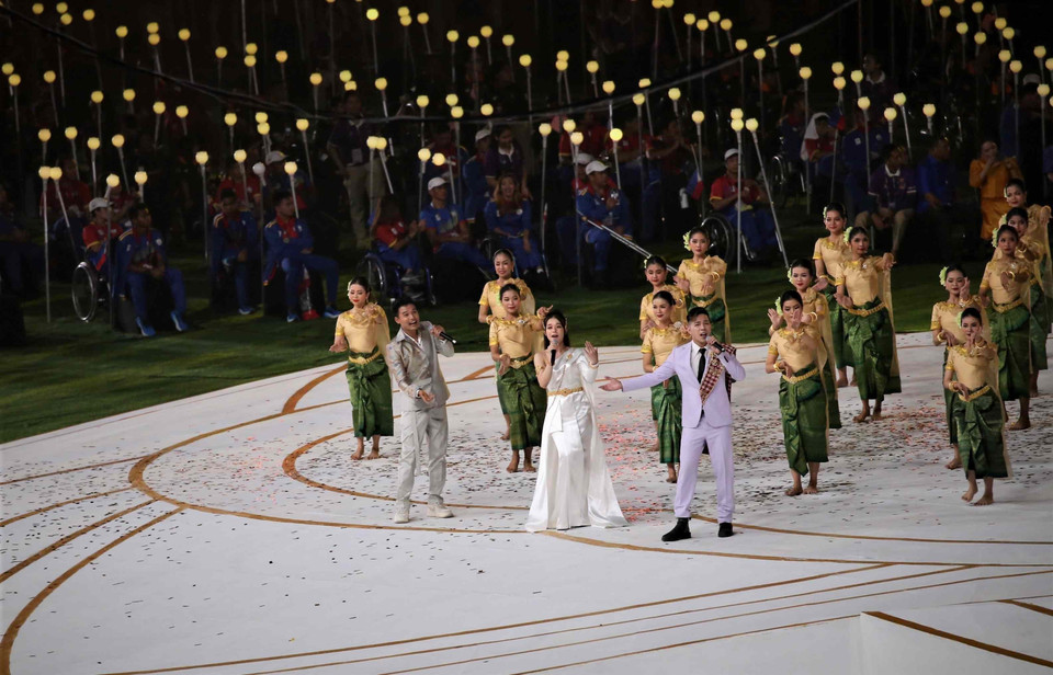 Ca khúc 'Campuchia xin cảm ơn' khép lại sự kiện bế mạc ASEAN Para Games 12 trên Sân vận động Quốc gia Morodok Techo (Phnom Penh, Campuchia). (Ảnh: Huỳnh Thảo/TTXVN)