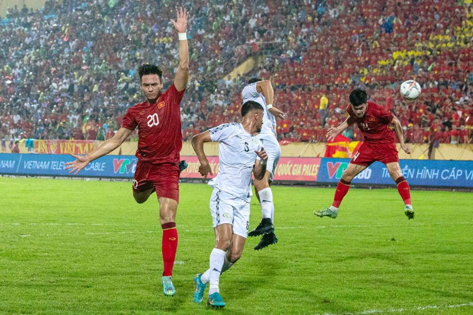 Tình huống đánh đầu của Hoàng Đức sau cú đá phạt góc của Quang Hải. (Ảnh: Hoài Nam/Vietnam+)