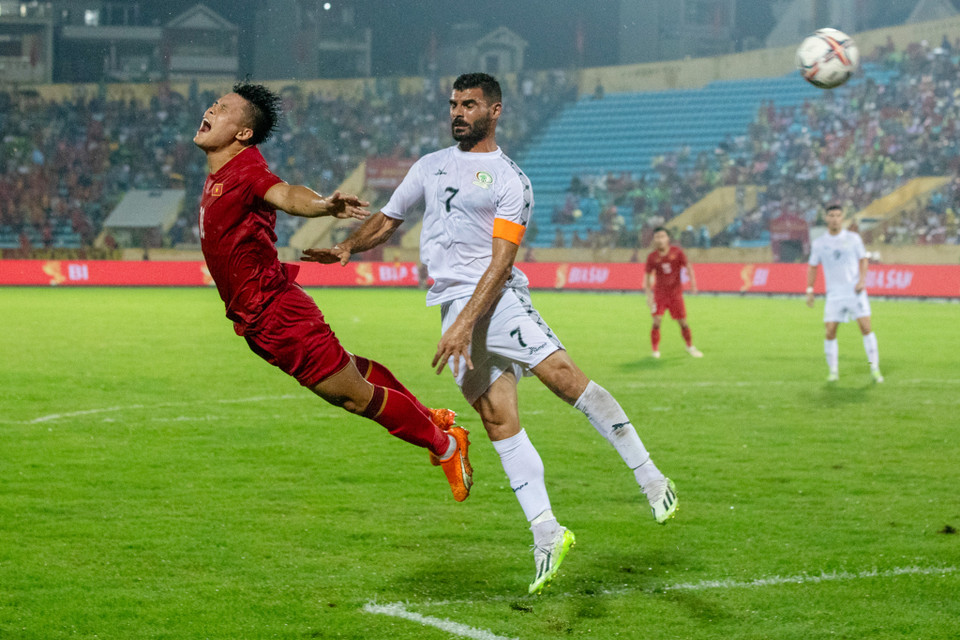 Tình huống tranh chấp bóng bổng của tiền đạo Tuấn Hải với đội trưởng của Đội tuyển Palestine. (Ảnh: Hoài Nam/Vietnam+)