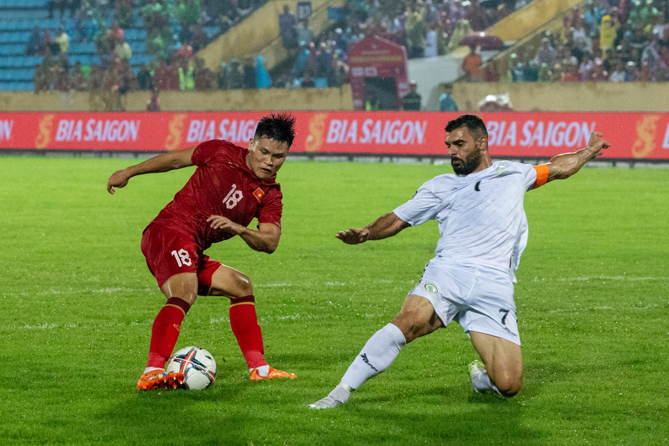 Phút thứ 13, Tuấn Hải ngoặt bóng loại bỏ một cầu thủ đối phương nhưng không dứt điểm thành công. (Ảnh: Hoài Nam/Vietnam+)
