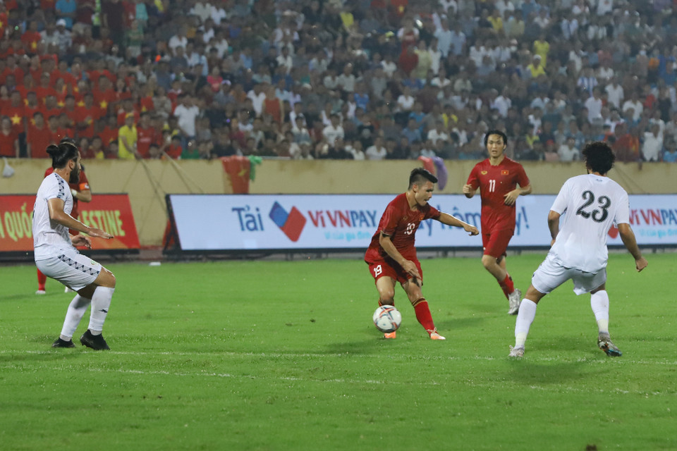 Tình huống chuyền bóng theo phong cách 'lườm rau gắp thịt' của tiền vệ Quang Hải. (Ảnh: Hoài Nam/Vietnam+)