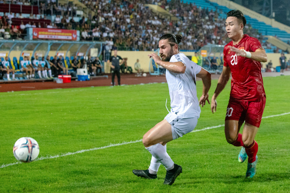 Tân binh của Câu lạc bộ Công an Hà Nội - trung vệ Bùi Hoàng Việt Anh có nhiều tình huống hỗ trợ tấn công bên phía cánh phải. (Ảnh: Hoài Nam/Vietnam+)