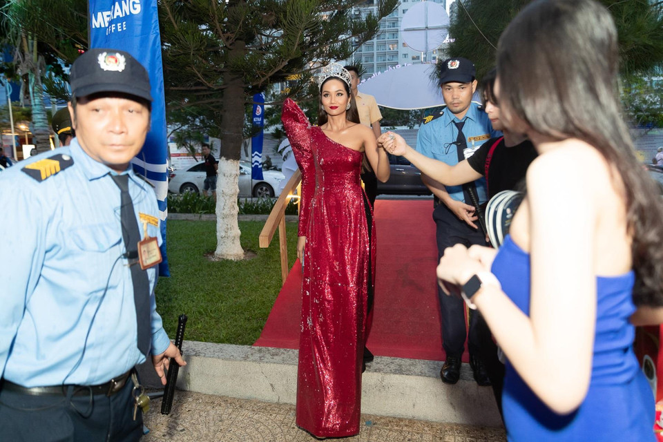 Tham gia một sự kiện tại Nha Trang tối qua (ngày 14/05), Hoa hậu H’Hen Niê gây chú ý với khán giả khi xuất hiện cùng vương miện và mái tóc dài suôn thẳng. (Ảnh: Thiên An/Vietnam+)