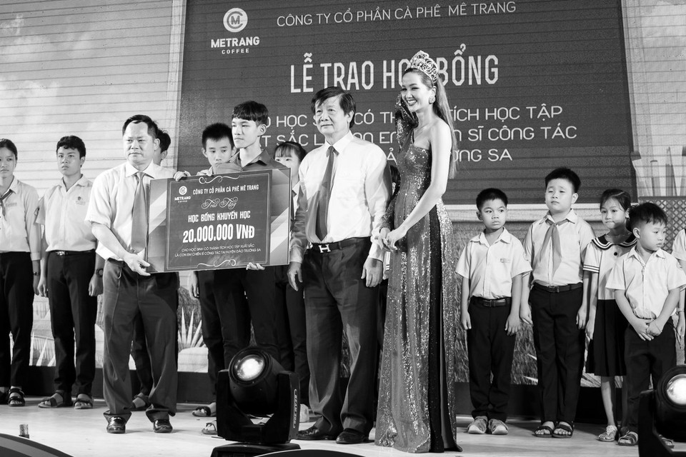 Cũng trong sự kiện, H’Hen Niê còn trao học bổng cho học sinh nghèo, con em chiến sỹ đang công tác tại huyện đảo Trường Sa. Cô dành lời động viên và khích lệ tinh thần học tập của các em, đồng thời gửi chúc sức khỏe đến các chiến sỹ đang công tác ngoài đảo xa. (Ảnh: Thiên An/Vietnam+)