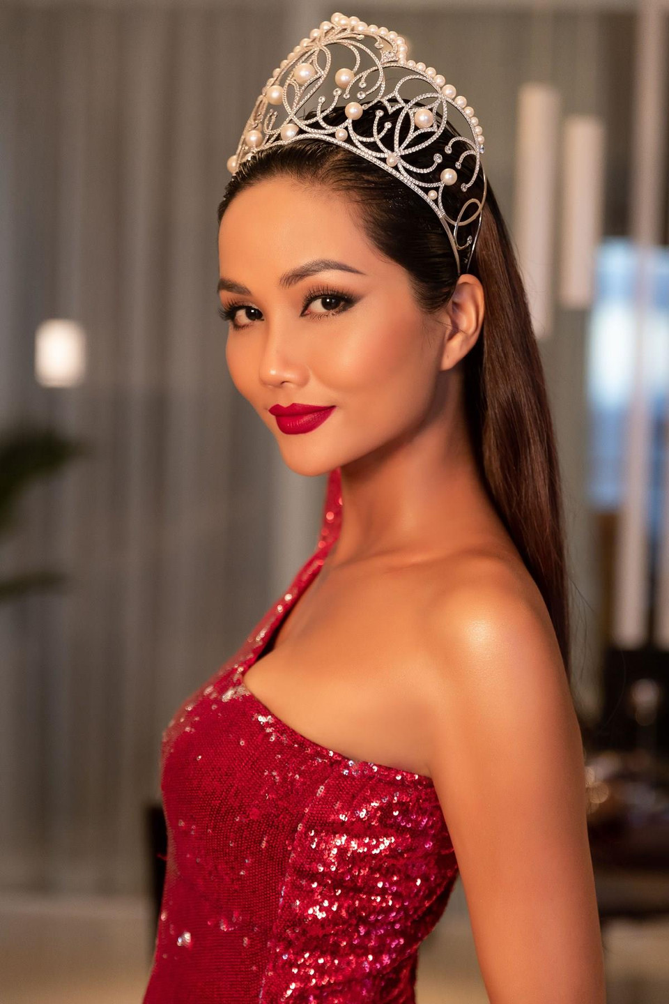 Trong bộ cánh cách điệu phối giữa áo dài truyền thống và váy dạ hội quyến rũ, H’Hen Niê nổi bật với sắc đỏ, sử dụng son đỏ tôn vinh làn da nâu khỏe khoắn của mình. (Ảnh: Thiên An/Vietnam+)