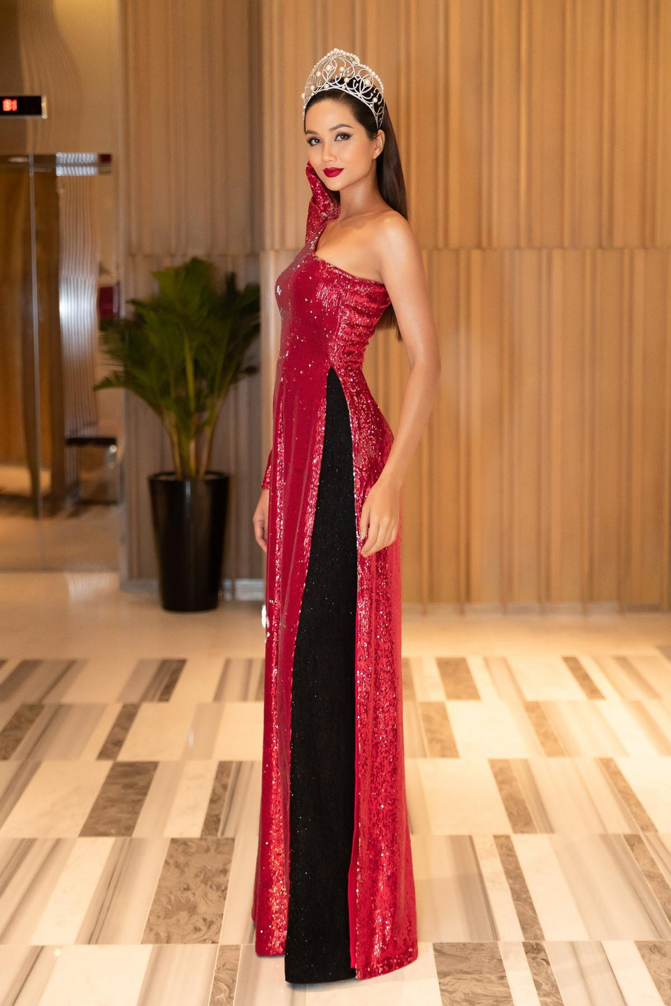 H’Hen Niê bật mí, rất nhiều khán giả nhắn tin đề nghị cô để lại mái tóc dài, thậm chí mong muốn thấy một H’Hen Niê tóc dài trong đêm trao lại vương miện Hoa hậu Hoàn vũ Việt Nam. (Ảnh: Thiên An/Vietnam+)