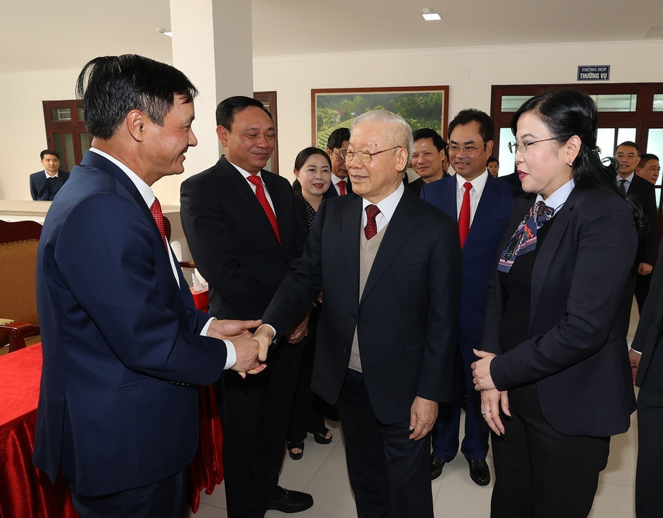 Tổng Bí thư Nguyễn Phú Trọng với Ban Thường vụ và lãnh đạo tỉnh Thái Nguyên. (Ảnh: Trí Dũng/TTXVN)