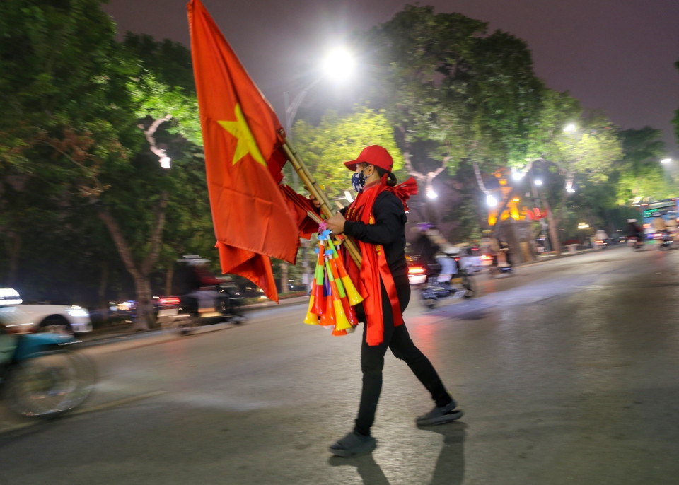 Những người bán cờ tại khu vực Hồ Gươm. (Ảnh: Tuấn Đức/TTXVN)