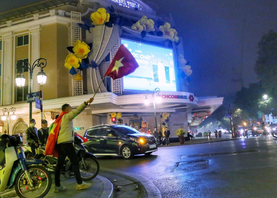 Nhiều người ra đường ăn mừng chiến thắng thuyết phục của đội tuyển Việt Nam trước đội tuyển Indonesia. (Ảnh: Tuấn Đức/TTXVN)