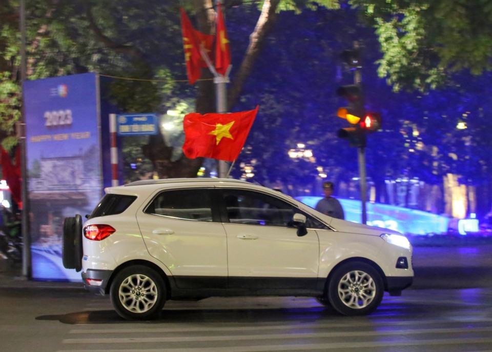 Người hâm mộ Thủ đô vui mừng trước chiến thắng của đội tuyển Việt Nam. (Ảnh: Tuấn Đức/TTXVN)