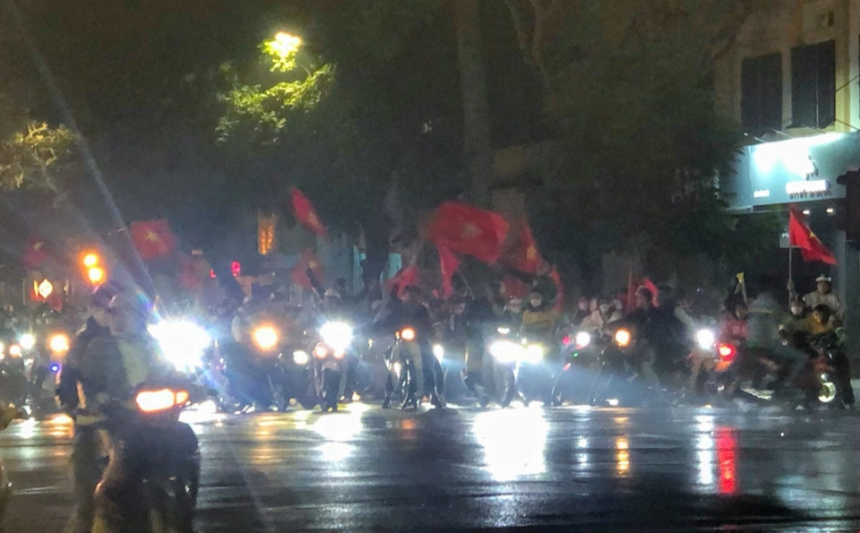 Đông đảo người hâm mộ Thủ đô đổ ra đường ăn mừng chiến thắng của đội tuyển Việt Nam. (Ảnh: Tuấn Đức/TTXVN)