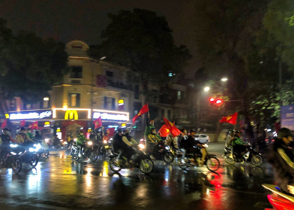 Người dân Hà Nội đổ ra đường ăn mừng chiến thắng thuyết phục của đội tuyển Việt Nam trước đội tuyển Indonesia tại trận bán kết AFF Cup 2022 với tỷ số chung cuộc 2-0. (Ảnh: Tuấn Đức/TTXVN)