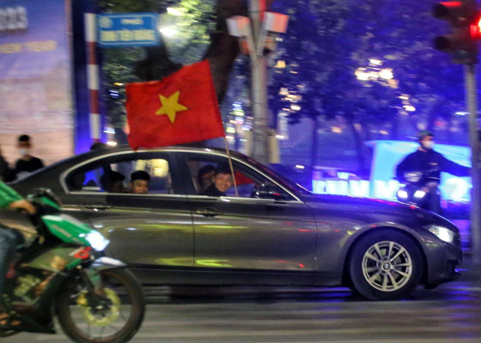 Người hâm mộ Thủ đô ăn mừng chiến thắng của đội tuyển Việt Nam. (Ảnh: Tuấn Đức/TTXVN)