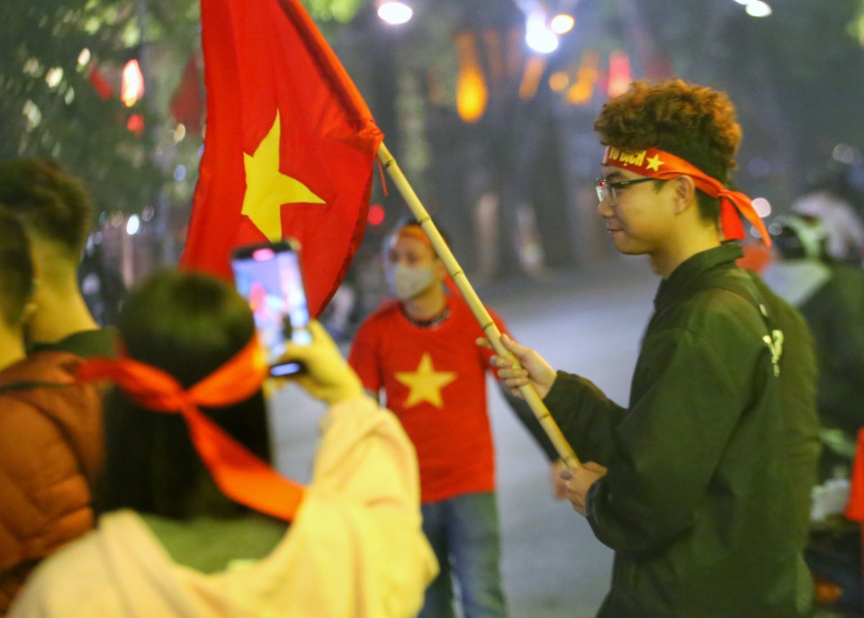 Người hâm mộ Thủ đô chụp ảnh lưu niệm sau chiến thắng của đội tuyển Việt Nam trước Indonesia. (Ảnh: Tuấn Đức/TTXVN)