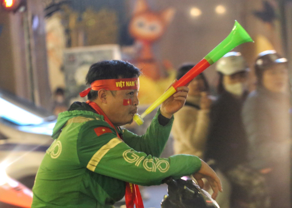 Người hâm mộ vui mừng trước chiến thắng thuyết phục của đội nhà. (Ảnh: Tuấn Đức/TTXVN)