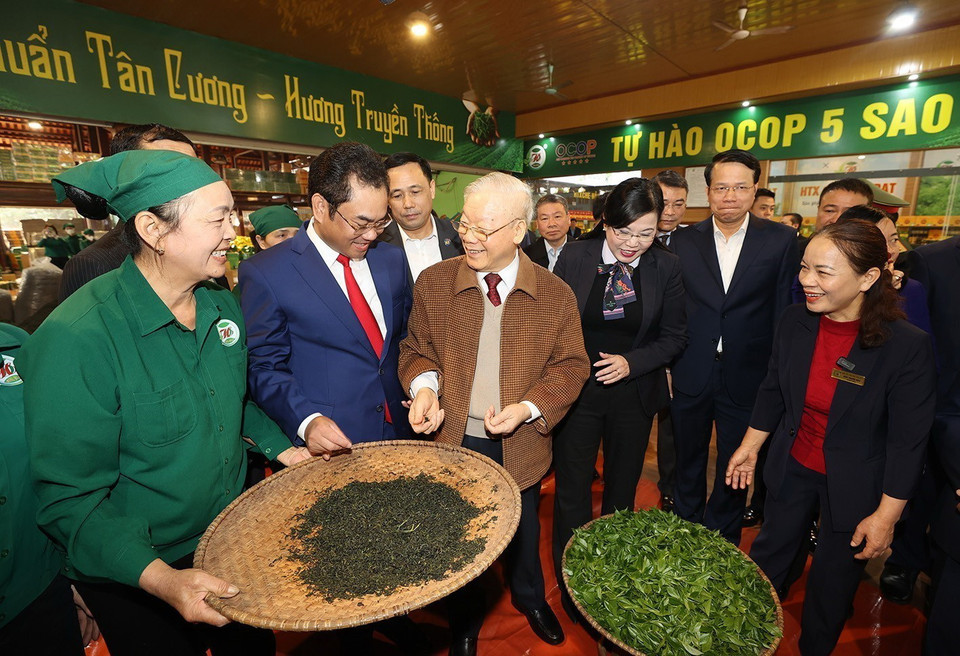 Tổng Bí thư Nguyễn Phú Trọng thăm khu vực trưng bày sản phẩm và chế biến chè của Hợp tác xã Hảo Đạt, thành phố Thái Nguyên. (Ảnh: Trí Dũng/TTXVN)