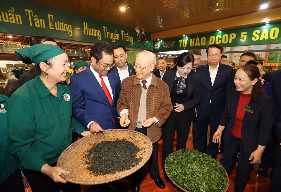 Tổng Bí thư Nguyễn Phú Trọng thăm khu vực trưng bày sản phẩm và chế biến chè của Hợp tác xã Hảo Đạt, thành phố Thái Nguyên. (Ảnh: Trí Dũng/TTXVN)